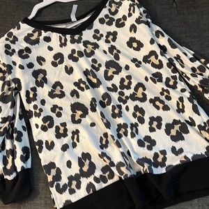 HoneyMe Leopard Long Sleeve Shirt Blouse soft - Size Large Gently used (33)